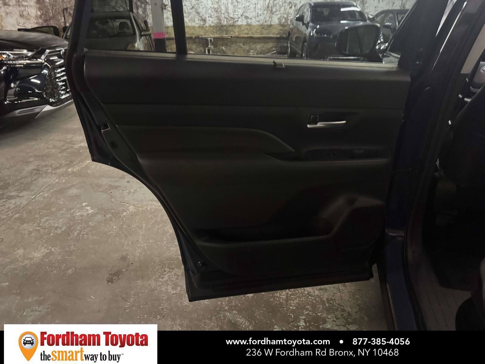 Used 2024 Toyota Grand Highlander AWD image 12