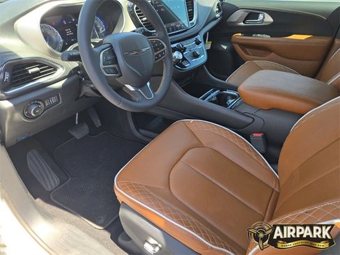 New 2024 Chrysler Pacifica Pinnacle image 24