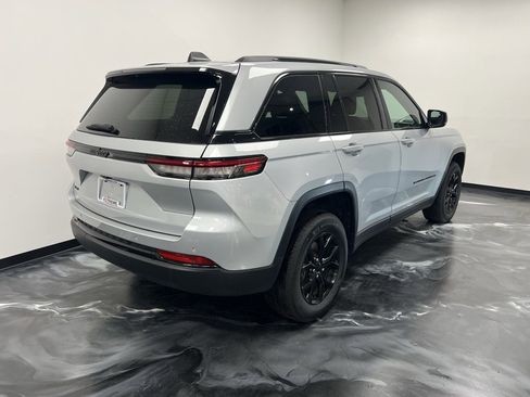 Used 2024 Jeep Grand Cherokee Altitude image 19