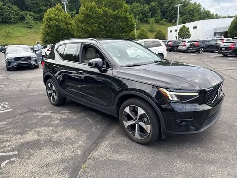 Used 2023 Volvo XC40 B5 Plus w/ Driver Assist Package AWD/4WD image 8