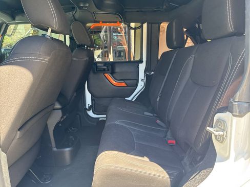 Used 2015 Jeep Wrangler Unlimited Sahara w/ Connectivity Group AWD/4WD image 13