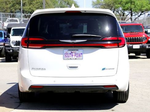 Used 2022 Chrysler Pacifica Limited w/ Uconnect Theater Family Group image 6