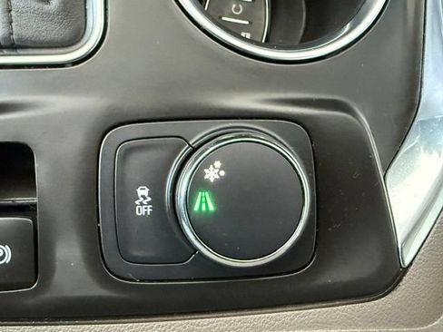 Used 2020 Chevrolet Traverse LT w/ LT Premium Package FWD image 18