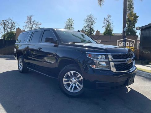 Used 2020 Chevrolet Suburban LT RWD image 2