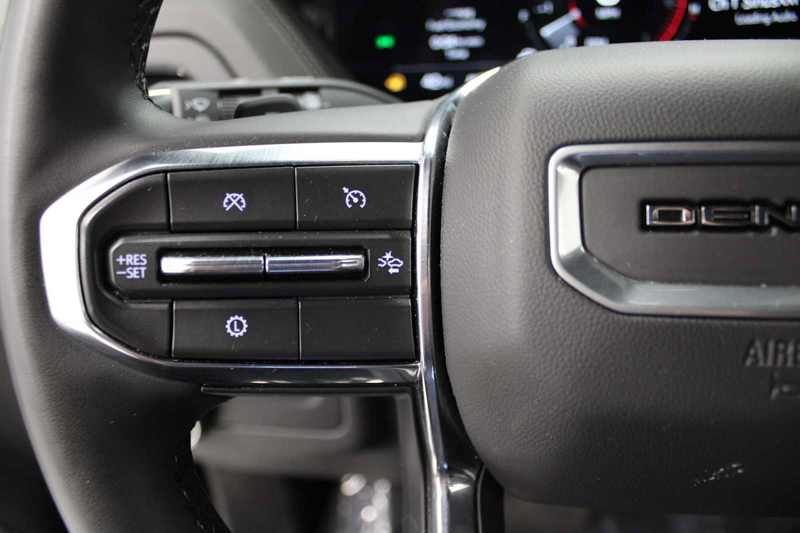 Used 2025 GMC Yukon XL Denali AWD/4WD image 26