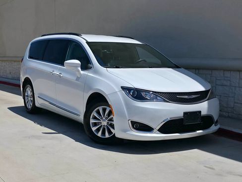 Used 2017 Chrysler Pacifica Touring-L FWD image 1