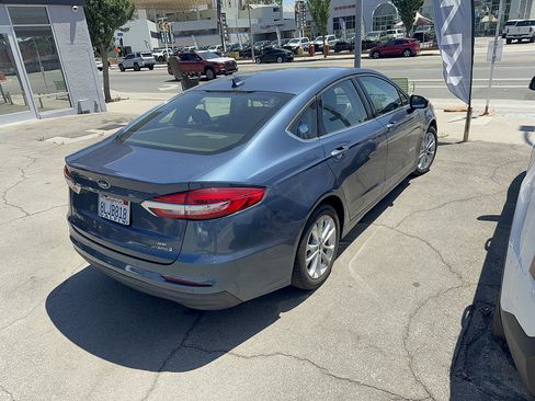 Used 2019 Ford Fusion SE FWD image 3