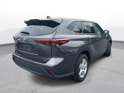 Used 2023 Toyota Highlander LE FWD image 6