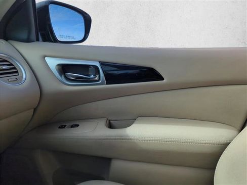 Used 2017 Nissan Pathfinder SV image 18