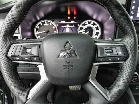 New 2025 Mitsubishi Outlander SE image 6