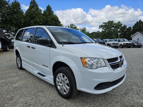 Used 2019 Dodge Grand Caravan SE w/ Power Convenience Group I FWD image 9