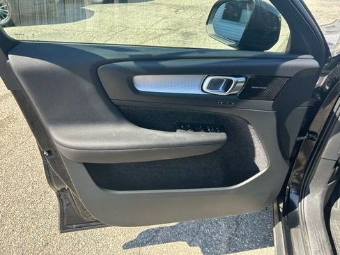 Used 2019 Volvo XC40 T5 Momentum image 12