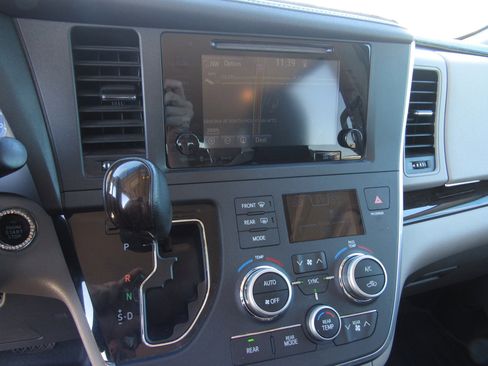 Used 2017 Toyota Sienna XLE image 20