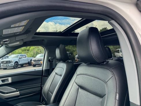 Used 2023 Ford Explorer Limited w/ Limited Technology Package AWD/4WD image 23
