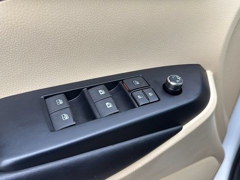 Used 2019 Toyota Highlander XLE FWD image 12