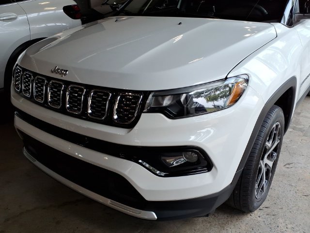 Used 2024 Jeep Compass Limited AWD/4WD image 9