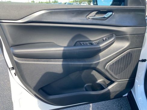 New 2025 Jeep Grand Cherokee Altitude image 10