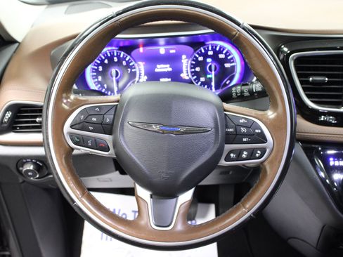 Used 2017 Chrysler Pacifica Limited FWD image 19