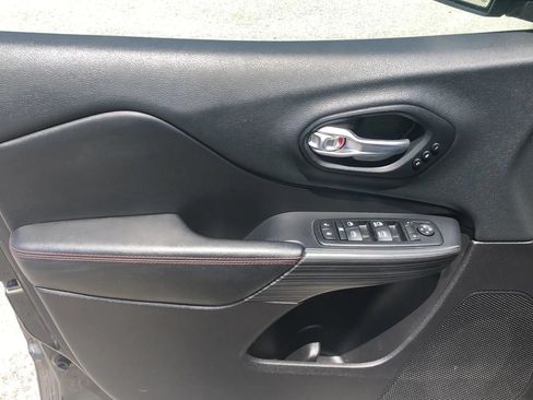 Used 2015 Jeep Cherokee Trailhawk w/ Comfort/Convenience Group AWD/4WD image 9