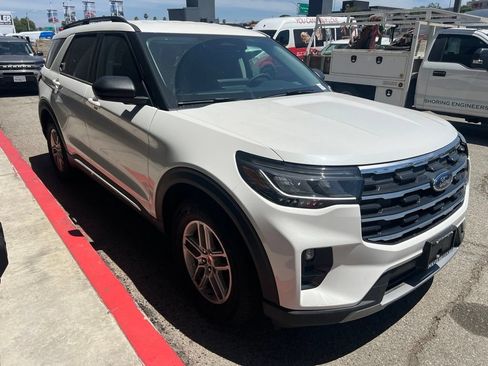Used 2025 Ford Explorer Active w/ Active Comfort Package RWD image 2