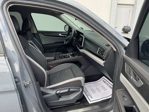 Used 2024 Volkswagen Atlas Peak Edition SE AWD/4WD image 14