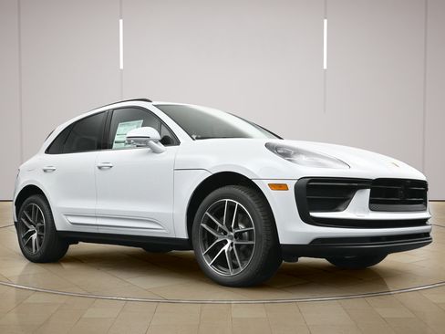 Certified 2026 Porsche Macan AWD/4WD image 29