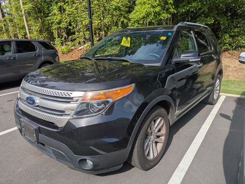 Used 2014 Ford Explorer XLT w/ Equipment Group 202A FWD image 2