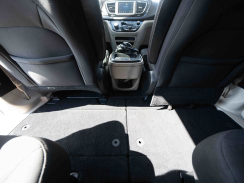 Used 2018 Chrysler Pacifica Touring Plus w/ Tire & Wheel Group FWD image 22