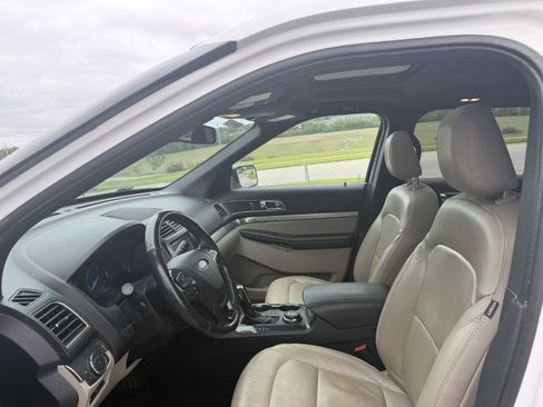 Used 2018 Ford Explorer XLT w/ Equipment Group 202A AWD/4WD image 3