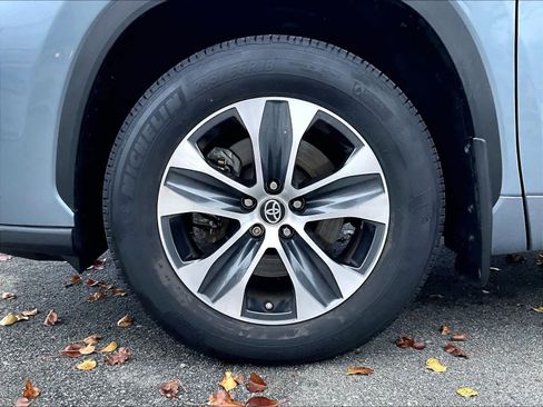 Used 2023 Toyota Highlander XLE image 7