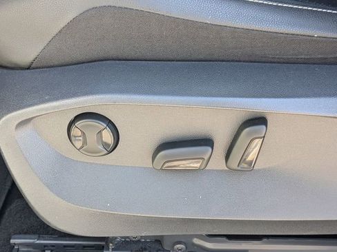 Used 2023 Volkswagen Tiguan SE w/ Panoramic Sunroof Package image 25