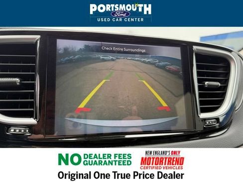 Used 2024 Chrysler Pacifica Touring-L image 10