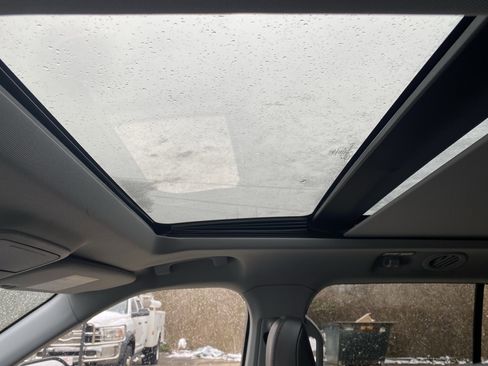 Used 2022 Ford Explorer XLT w/ Equipment Group 202A image 10