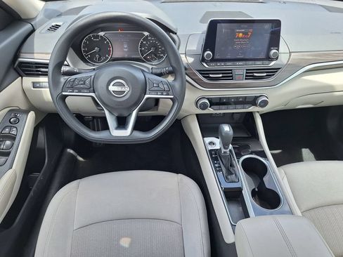 Used 2024 Nissan Altima 2.5 SV FWD image 11