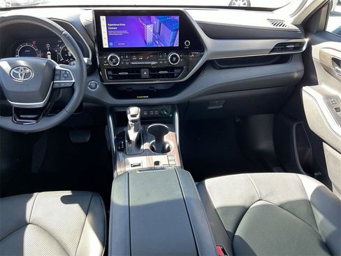 Used 2023 Toyota Highlander Limited image 22