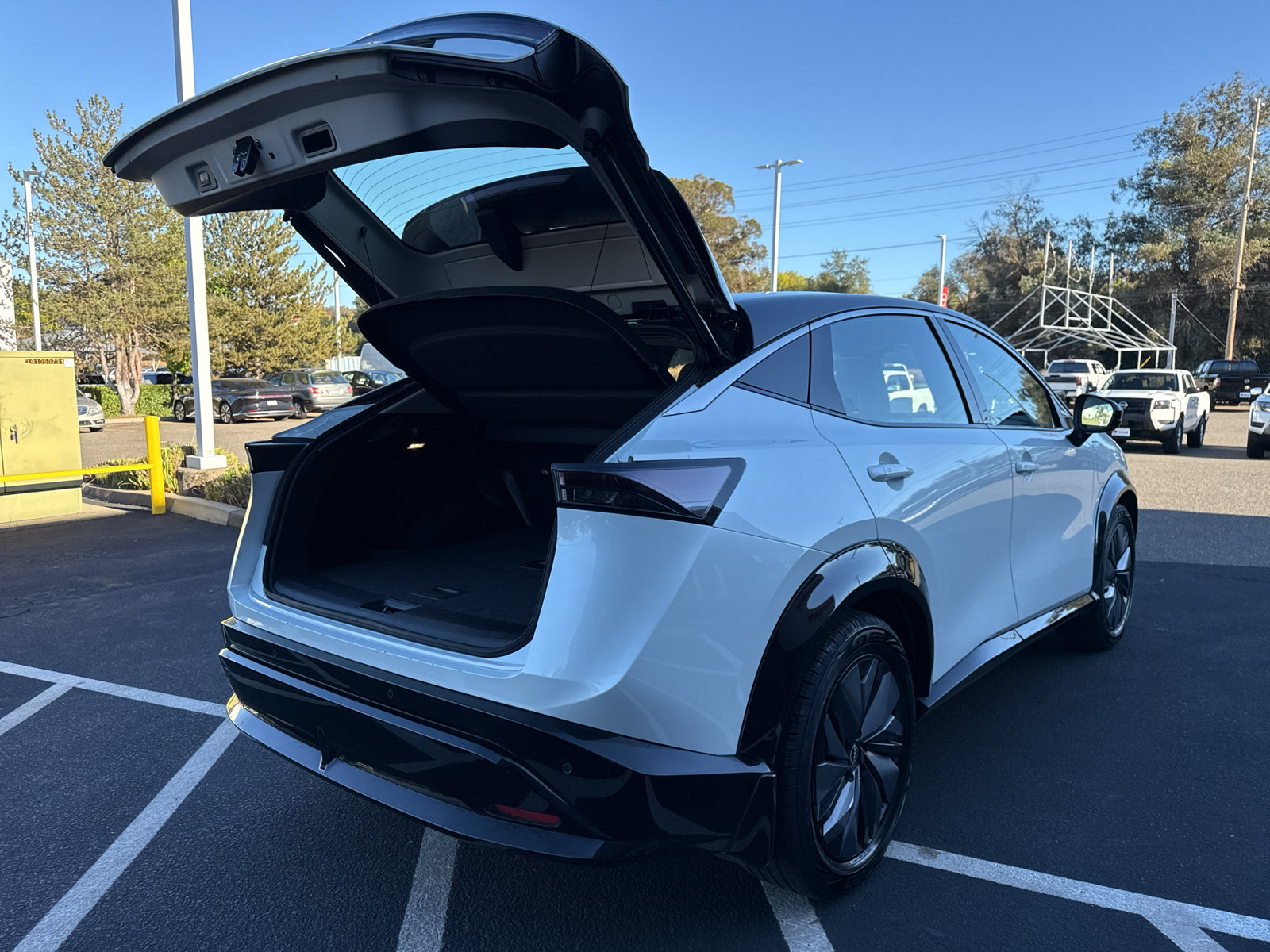 Used 2023 Nissan Ariya FWD image 9