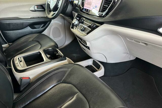 Used 2022 Chrysler Pacifica Touring-L FWD image 14