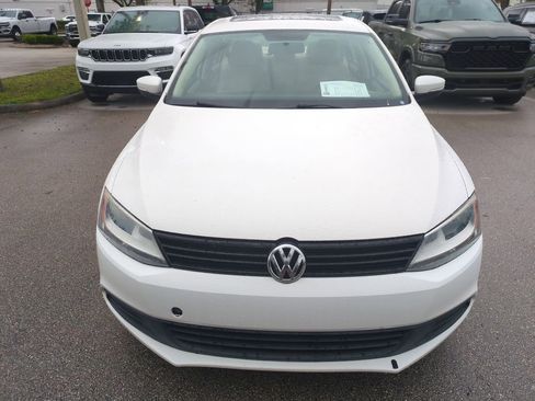 Used 2011 Volkswagen Jetta SE image 4