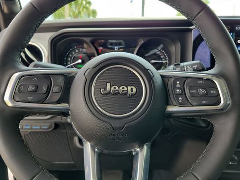 Used 2025 Jeep Wrangler Unlimited Sahara AWD/4WD image 15