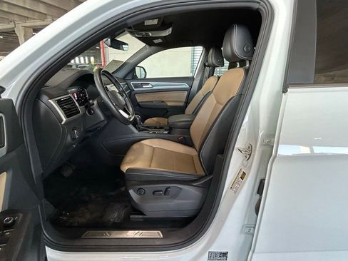 Used 2022 Volkswagen Atlas Cross Sport SE w/ Black Wheel Package image 15