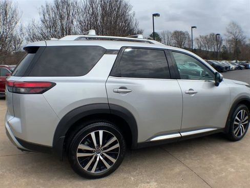 Used 2024 Nissan Pathfinder Platinum image 8