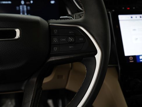 Used 2023 Jeep Grand Cherokee Limited w/ Luxury Tech Group II image 24