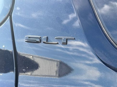 Used 2022 GMC Acadia SLT w/ Elevation Edition image 6