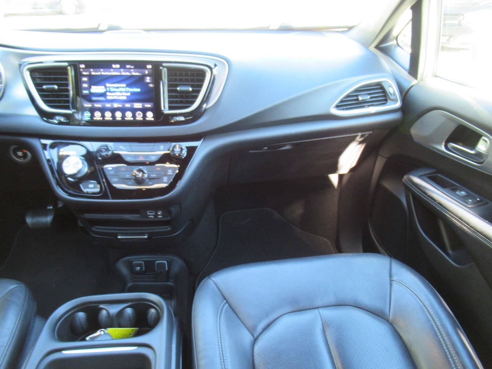 Used 2019 Chrysler Pacifica Touring-L w/ S Appearance Package FWD image 13