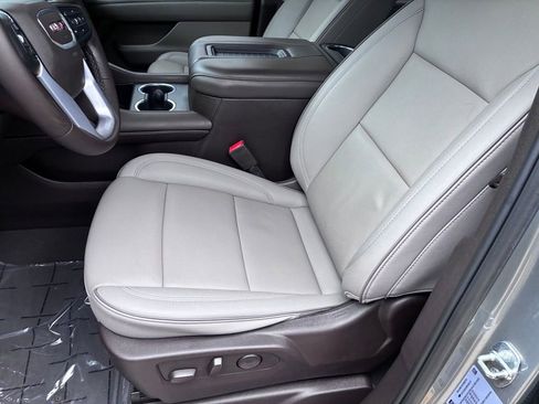 Used 2024 GMC Yukon SLT w/ SLT Luxury Package RWD image 28