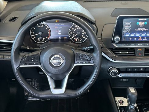 Used 2024 Nissan Altima 2.5 SV FWD image 14