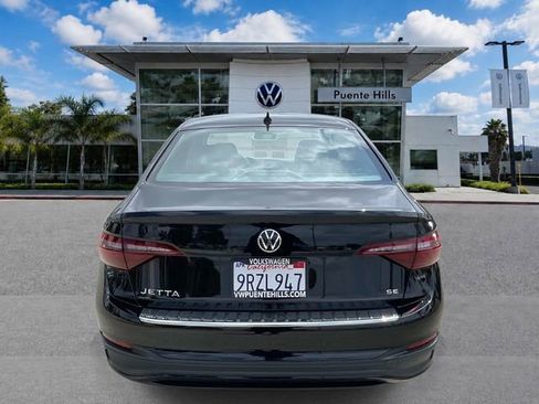 Used 2024 Volkswagen Jetta SE w/ Panoramic Sunroof Package FWD image 5