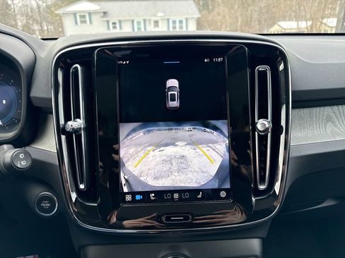 Used 2025 Volvo XC40 B5 Core image 12