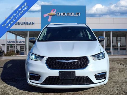 Used 2023 Chrysler Pacifica Limited image 2