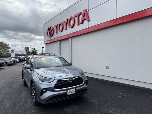 Used 2023 Toyota Highlander XLE AWD/4WD image 1